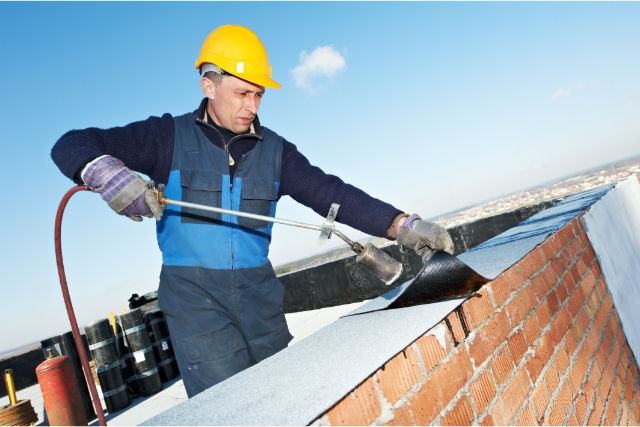 Flat roof covering works with roofing felt